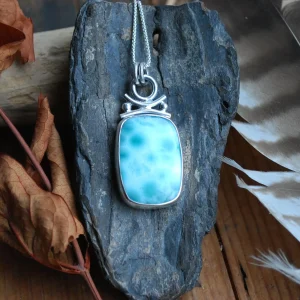 Pendentif TEMPLE en argent 950 et son cabochon de Larimar rectangle
