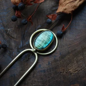 Barrette pic à cheveux rond en laiton et cabochon de labradorite