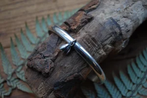Bracelet demi-jonc en argent 950 et sa pampille succulente en argent