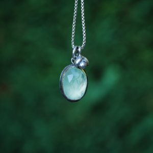 Collier en argent 925 avec cabochon préhnite facetté et pendentif végétal