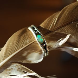 Bague T57 en argent forgé avec une opale Welo naturelle