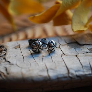 Paire de clous d'oreille poinçonnée fleur en argent 925