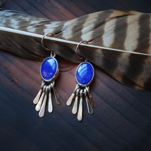 Boucles d'oreilles LUZ en argent 925 avec des cabochons de lapis-lazuli et pampilles
